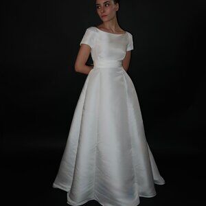 Floor Sample US 2 HARRIET DE PRAG Boat Neck Cup Sleeve Bridal Gown